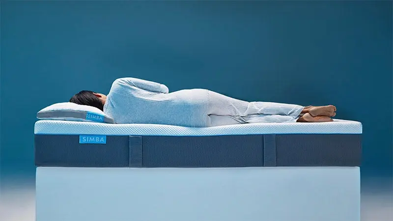 Person sleeping comfortably on their side on a Simba Hybrid Pro mattress